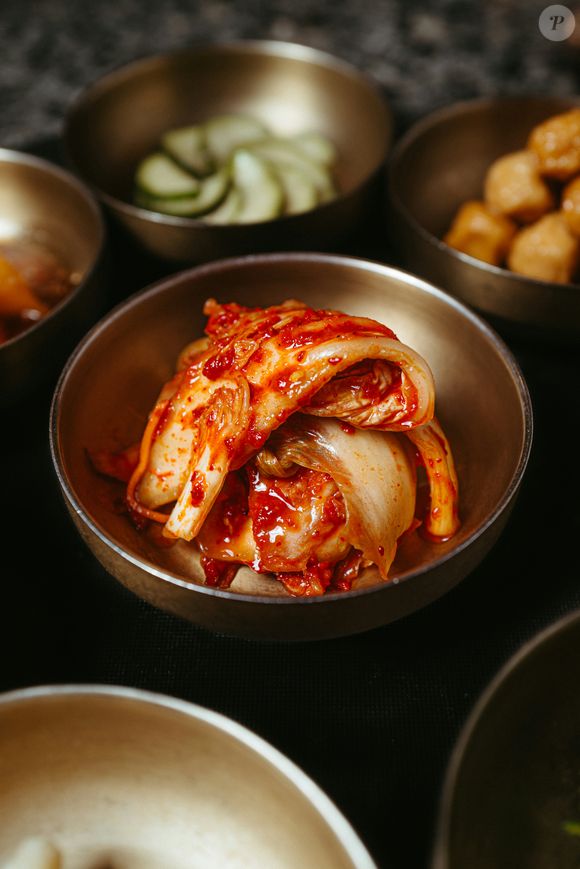 O kimchi também é um alimento que favorece a microbiota intestinal. Por isso, muito além do paladar, ele ganhou quem preza por uma boa saúde