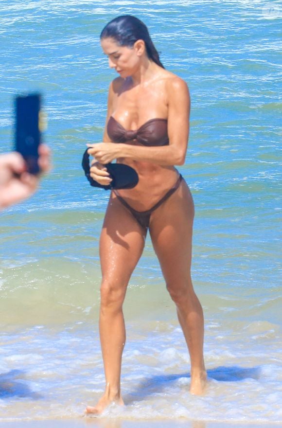 A virilha lisinha de Deborah Secco chamou atenção no biquíni PP usado pela atriz