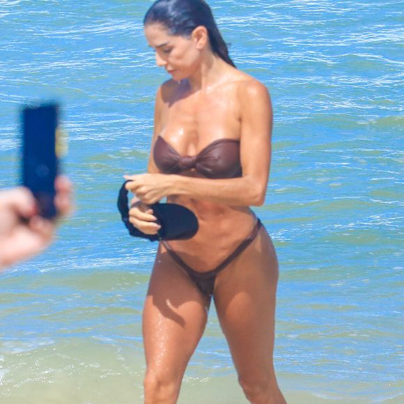 A virilha lisinha de Deborah Secco chamou atenção no biquíni PP usado pela atriz