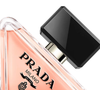 O perfume favorito de Zendaya ganhou ainda mais destaque após a atriz assumir a campanha global do Prada Paradoxe. Segundo a Prada Beauty, a fragrância celebra a autenticidade e a força da mulher contemporânea
