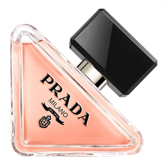O perfume favorito de Zendaya ganhou ainda mais destaque após a atriz assumir a campanha global do Prada Paradoxe. Segundo a Prada Beauty, a fragrância celebra a autenticidade e a força da mulher contemporânea