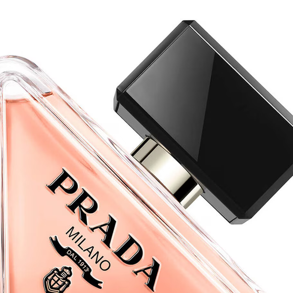O perfume favorito de Zendaya ganhou ainda mais destaque após a atriz assumir a campanha global do Prada Paradoxe. Segundo a Prada Beauty, a fragrância celebra a autenticidade e a força da mulher contemporânea