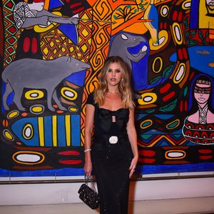 Vestido preto com recorte na cintura foi aposta da influenciadora Lala Rudge