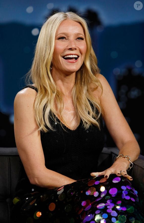 Gwyneth Paltrow, hoje com 52 anos, sempre teve o cabelo longo e loiro como parte importante de seu visual