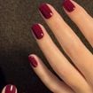 O esmalte granada tem um novo concorrente: esta é a cor de unhas que triunfa em 2026 entre as mulheres elegantes; é mais fresca e rejuvenescedora