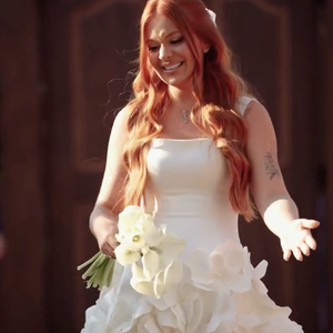 Para o estilista, a saia do vestido de Viih Tube, com aplicação de flores, é a melhor parte do vestido: "de cair o queixo"