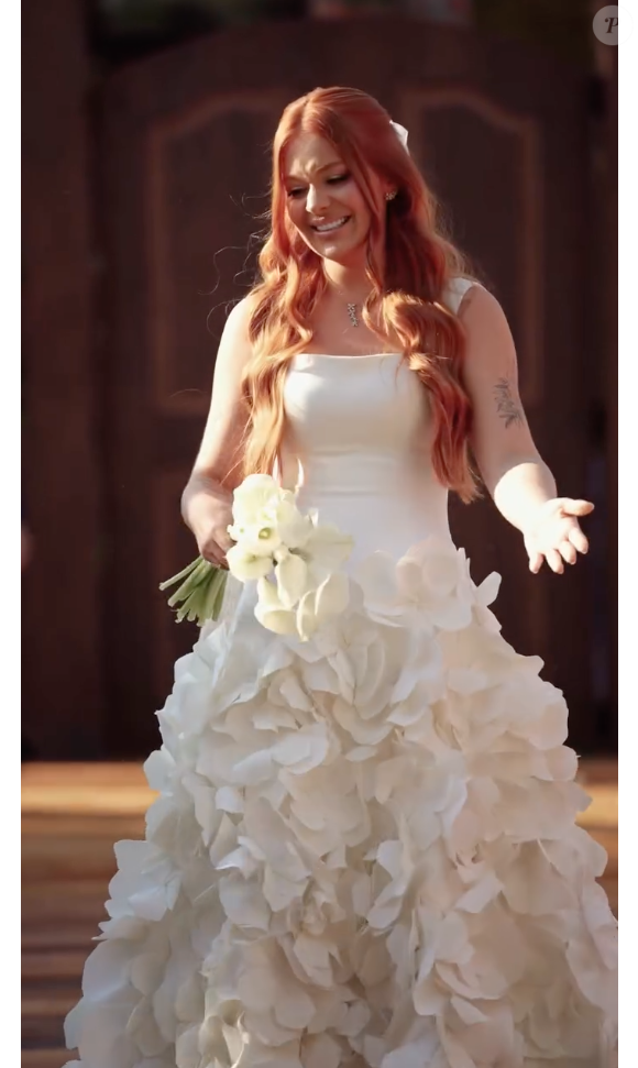 Para o estilista, a saia do vestido de Viih Tube, com aplicação de flores, é a melhor parte do vestido: "de cair o queixo"