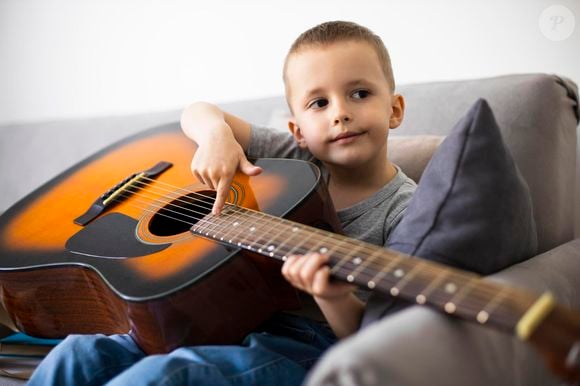 Pesquisa publicada na revista Frontiers in Integrative Neuroscience analisou jovens de 9 a 20 anos e encontrou melhor desempenho de participantes com formação musical em determinadas tarefas de memória