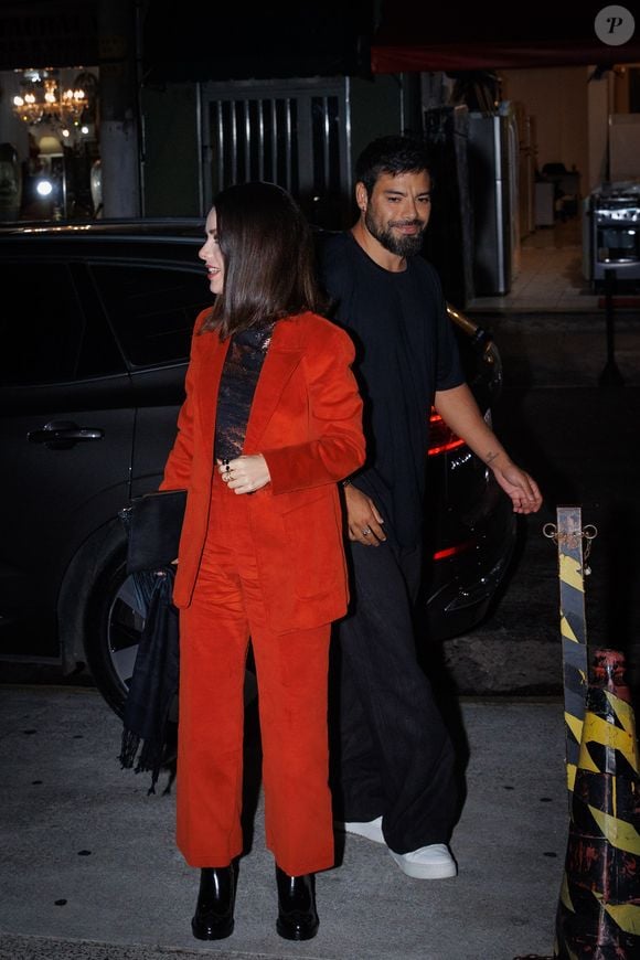 Sandy estava vestindo um conjunto de look vermelho na calça e jaqueta
