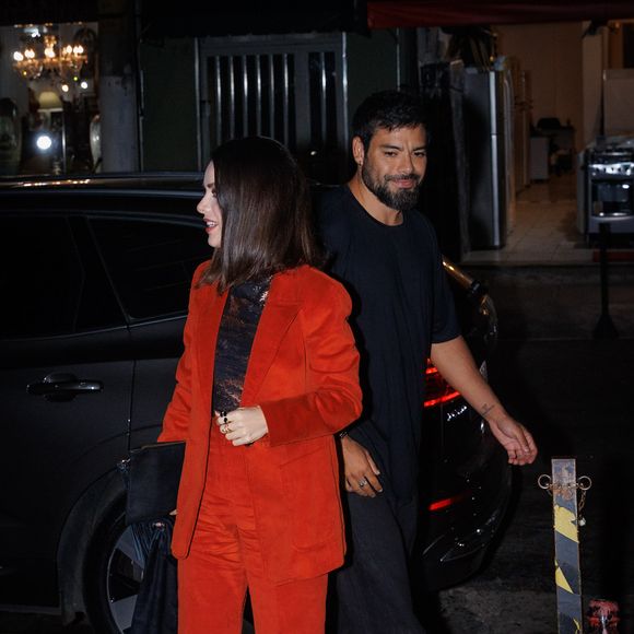 Sandy estava vestindo um conjunto de look vermelho na calça e jaqueta