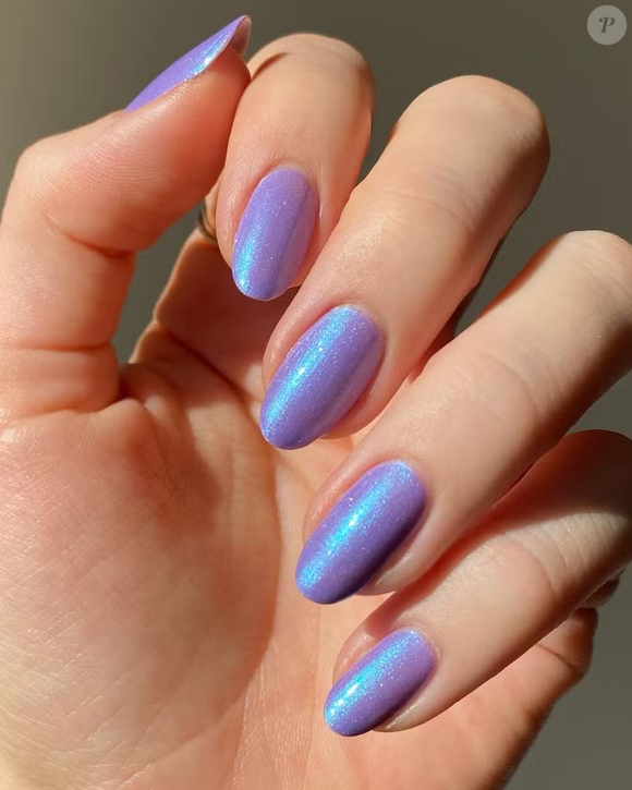 Unhas com efeito perolado na cor roxa sempre ficam esbeltas e lindas