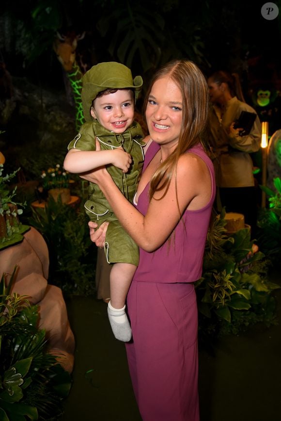 Rafa Justus posa com Luigi no aniversário de 2 anos do sobrinho