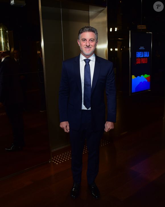Luciano Huck selecionou um terno discreto, porém, bastante elegante para jantar beneficente em São Paulo