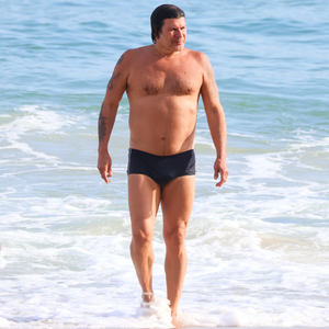 Por onde anda Paulo Ricardo, a voz do 'Big Brother Brasil'? Aos 63 anos, cantor faz rara aparição na praia com a esposa, fotógrafa da Globo. Veja fotos do casal!