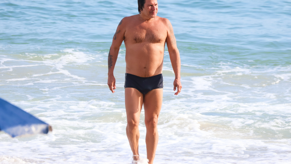 Por onde anda Paulo Ricardo, a voz do 'Big Brother Brasil'? Aos 63 anos, cantor faz rara aparição na praia com a esposa, fotógrafa da Globo. Veja fotos do casal!