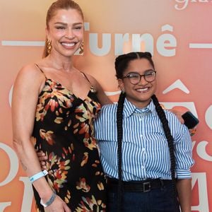 "Adoro sua filha, sério. Sigo você desde que a criança nasceu", comentou Milena antes de posar para fotos com Grazi e pedir um 'tempo para se recompor'