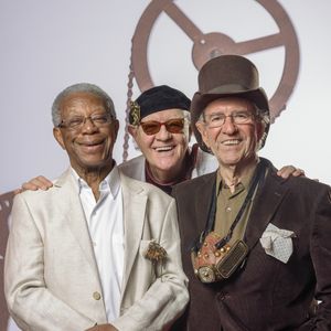 Ney Latorraca em foto durante gravação na Globo com Juca de Oliveira e Milton Gonçalves