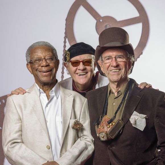 Ney Latorraca em foto durante gravação na Globo com Juca de Oliveira e Milton Gonçalves