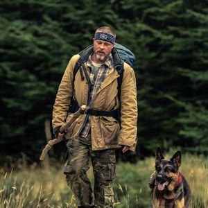 Brad Pitt vive James Belmont em Coração Selvagem, novo filme de aventura em que enfrenta os perigos da natureza ao lado de um parceiro essencial para a missão