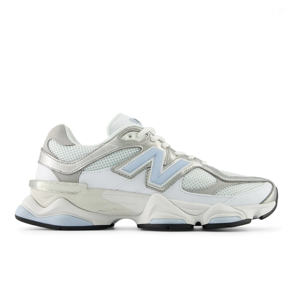 O novo New Balance 9060 resgata a nostalgia dos anos 2000 com uma combinação de cores que lembra o universo delicado de 'Barbie em A Princesa e a Plebeia'