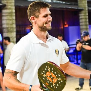 Após eliminação no BBB 26, Jonas Sulzbach retoma rotina fora da casa e participa de evento esportivo