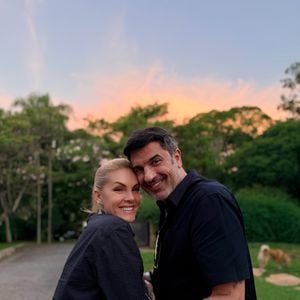 Juntos há 2 anos, Ana Hickmann e Edu Guedes estão de casamento marcado para setembro deste ano