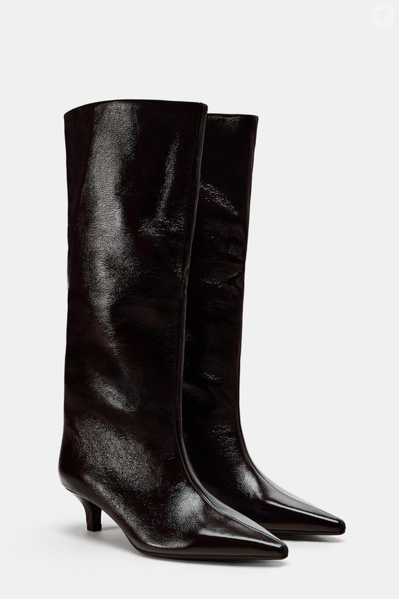 São confeccionados em couro e conferem um toque de luxo discreto.