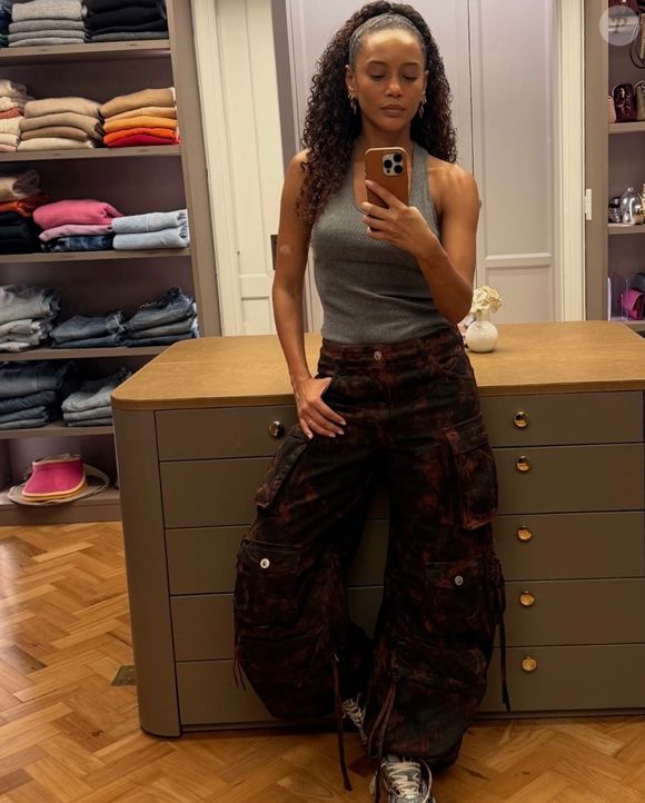 Moda de Taís Araujo tem variadas versões da calça oversized