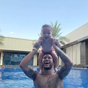 Filha de Neymar rouba a cena por ser muito parecida com jogador