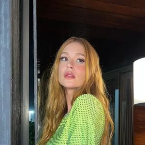 Marina Ruy Barbosa rouba a cena com um vestido brilhoso curto e sensual em degradê de verde-limão, uma excelente inspiração para quem prefere apostar apenas em tons que remetem às cores da Seleção Brasileira na Copa do Mundo de 2026, sem recorrer ao tradicional verde e amarelo