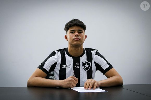 Bruninho Samudio é goleiro do Botafogo e da Seleção Brasileira Sub-15, relatou que tentou dar ao pai a oportunidade de conversa após anos de mensagens e pedidos de contato