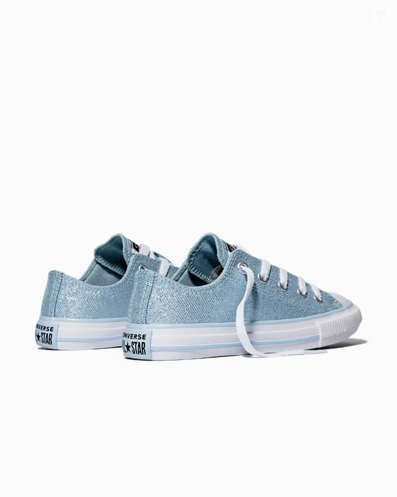 O clássico da Converse aparece renovado em azul "celeste argentino" e mostra que um tênis versátil pode ser o destaque de qualquer produção