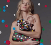 A estética inconfundível de Yayoi Kusama ganhou ainda mais projeção global após colaborações de destaque com a grife Louis Vuitton, com campanha estrelada pela brasileira Gisele Bündchen em 2023