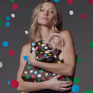 A estética inconfundível de Yayoi Kusama ganhou ainda mais projeção global após colaborações de destaque com a grife Louis Vuitton, com campanha estrelada pela brasileira Gisele Bündchen em 2023