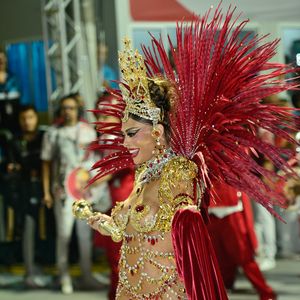 Fantasia de Juliana Paes na Viradouro tem calcinha cravejada inspirada na coleção primavera-verão lançada em 2005 pela Dolce e Gabbana