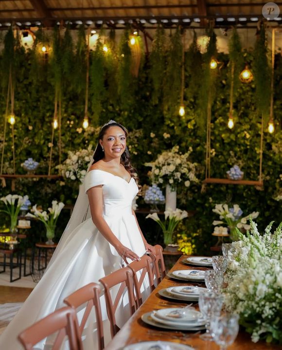 Romance em cada detalhe: corpete estruturado, decote coração e saia fluida transformaram o look da babá de Maria Flor em um verdadeiro conto de fadas moderno.