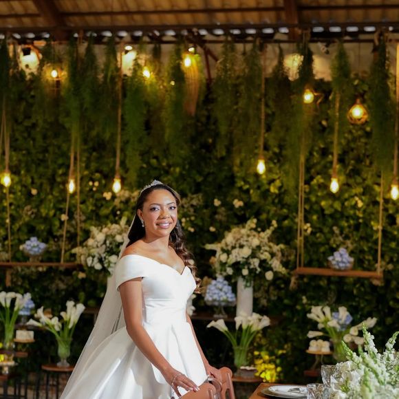 Romance em cada detalhe: corpete estruturado, decote coração e saia fluida transformaram o look da babá de Maria Flor em um verdadeiro conto de fadas moderno.