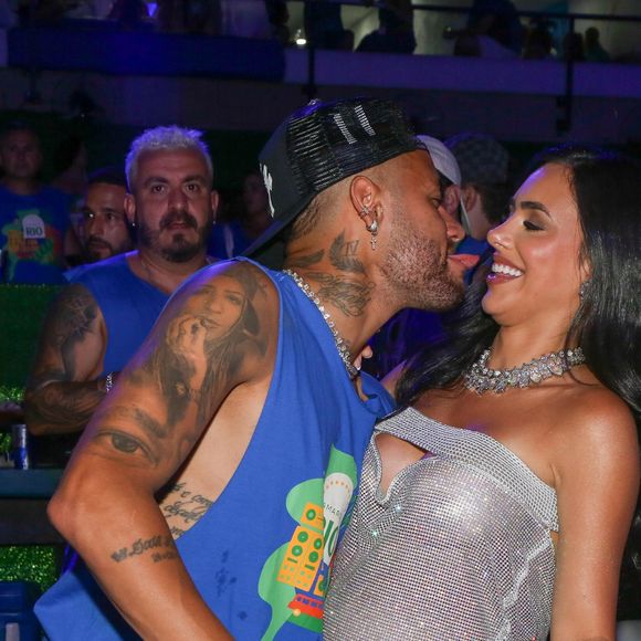 De língua! Neymar fez gracinha em beijo com Bruna Biancardi