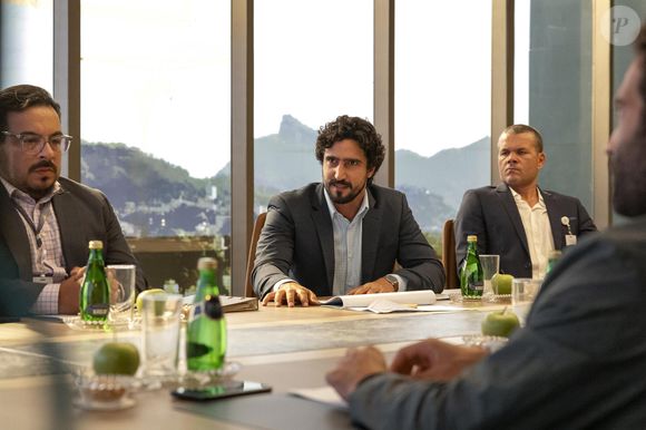 Em 'Vale Tudo', Ivan (Renato Góes) tenta abrir o olho de Raquel (Taís Araújo), falando sobre Maria de Fátima (Bella Campos).