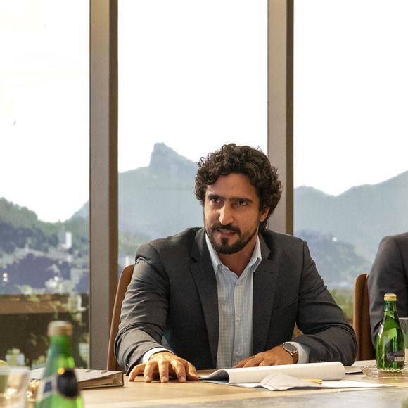 Em 'Vale Tudo', Ivan (Renato Góes) tenta abrir o olho de Raquel (Taís Araújo), falando sobre Maria de Fátima (Bella Campos).