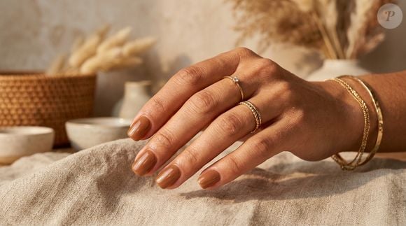 O caramelo salgado traduz o estilo boho-chic em uma cor de esmalte. O marrom quente com reflexos dourados valoriza o bronzeado e deixa as unhas curtas sofisticadas