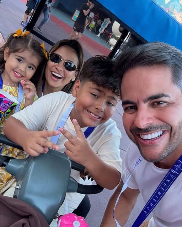 Simone Mendes é casada com Kaká Diniz e mãe de Henry e Zaya
