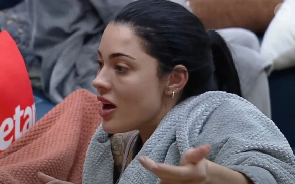 Namorada de Belo perde credibilidade ao ser desmentida ao vivo no reality da Record