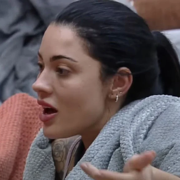 Namorada de Belo perde credibilidade ao ser desmentida ao vivo no reality da Record