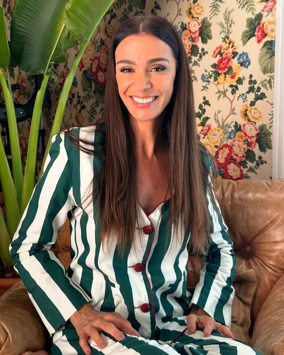 A atriz Mônica Martelli, de 57 anos, é outra prova de que cabelo longo fica excelente em mulheres 40+