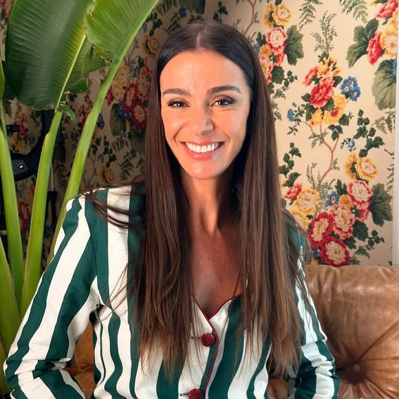 A atriz Mônica Martelli, de 57 anos, é outra prova de que cabelo longo fica excelente em mulheres 40+