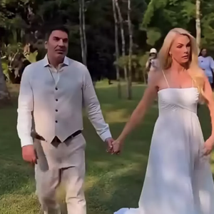 Primeiro look de Ana Hickmann foi um vestido branco tradicional de alças finas e super elegante