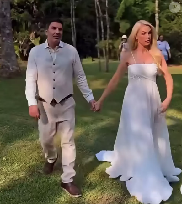 Primeiro look de Ana Hickmann foi um vestido branco tradicional de alças finas e super elegante