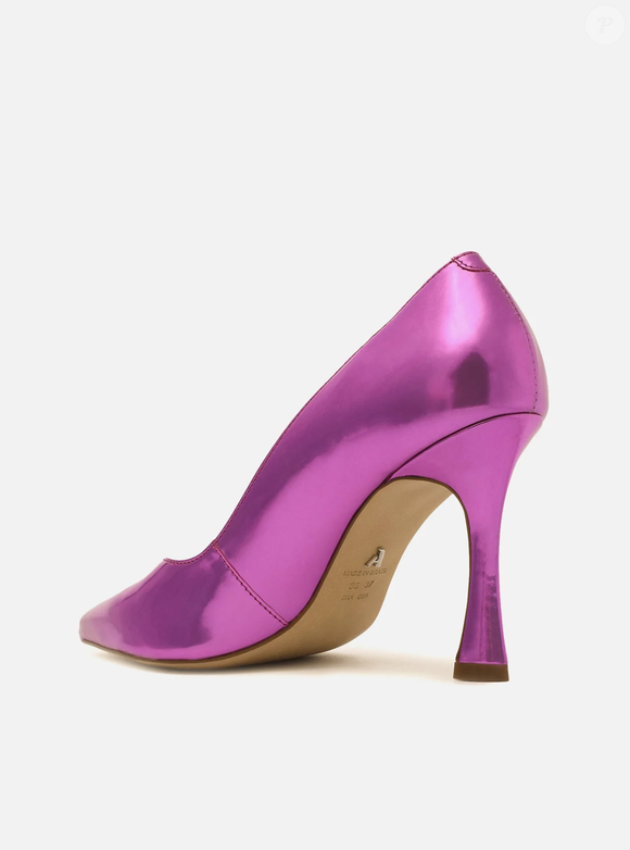 O scarpin possui salto alto fino, levemente alargado na base, bico fino e recorte em V no cabedal, valorizando o peito do pé e garantindo elegância imediata