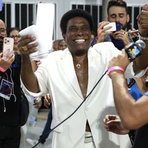 Neguinho da Beija-Flor é nascido em Nova Iguaçu, outra cidade da Baixada Fluminense, localizada a apenas 8 quilômetros de distância de Nilópolis